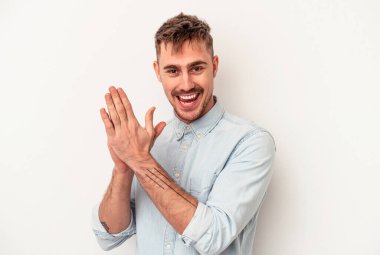 Beyaz arka planda izole edilmiş genç beyaz bir adam şakağı parmağıyla işaret ediyor, düşünüyor ve bir göreve odaklanıyor..