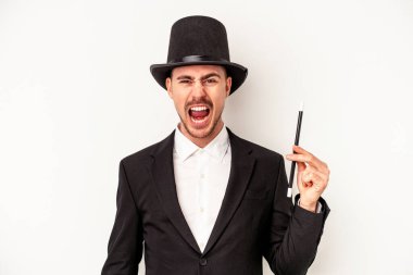 Beyaz arka planda asasını tutan genç beyaz büyücü çok sinirli ve agresif bir çığlık atıyor..