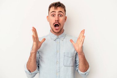 Beyaz arka planda izole edilmiş genç beyaz adam gergin elleriyle çığlık atıyor..