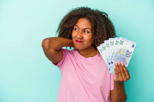 Mladá Africká Americká Žena Držící Eurobankovky Izolované Modrém Pozadí Dotýkající — Stock fotografie