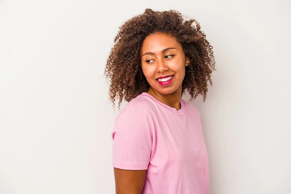 白い背景に孤立した巻き毛を持つ若いアフリカ系アメリカ人女性は笑顔 陽気で楽しい脇に見えます — ストック写真