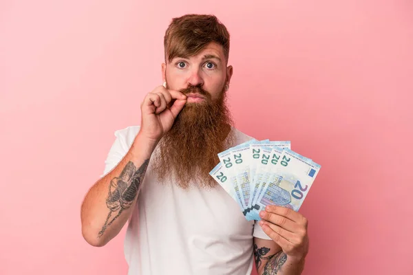 Junger Kaukasischer Ingwermann Mit Langem Bart Der Geldscheine Auf Rosa — Stockfoto