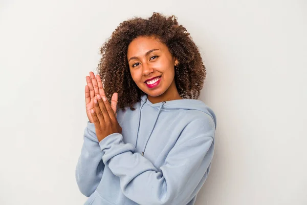 Jeune Femme Afro Américaine Aux Cheveux Bouclés Isolé Sur Fond — Photo