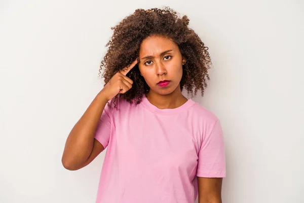 Jovem Afro Americana Com Cabelo Encaracolado Isolado Fundo Branco Apontando — Fotografia de Stock