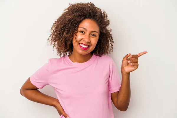 Giovane Donna Afroamericana Con Capelli Ricci Isolato Sfondo Bianco Sorridente — Foto Stock