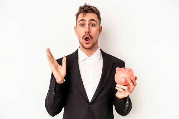 Jovem Homem Negócios Caucasiano Segurando Porquinho Banco Isolado Fundo Branco — Fotografia de Stock