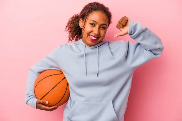Young African American Man Playing Basketball Isolated Pink Background Feels — Stock Photo, Image