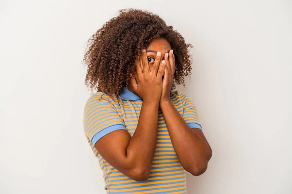 Joven Mujer Afroamericana Con Pelo Rizado Aislado Sobre Fondo Blanco —  Fotos de Stock