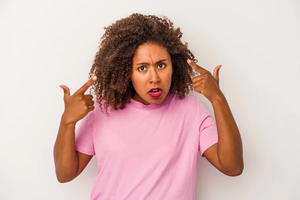 Joven Mujer Afroamericana Con Pelo Rizado Aislado Sobre Fondo Blanco —  Fotos de Stock