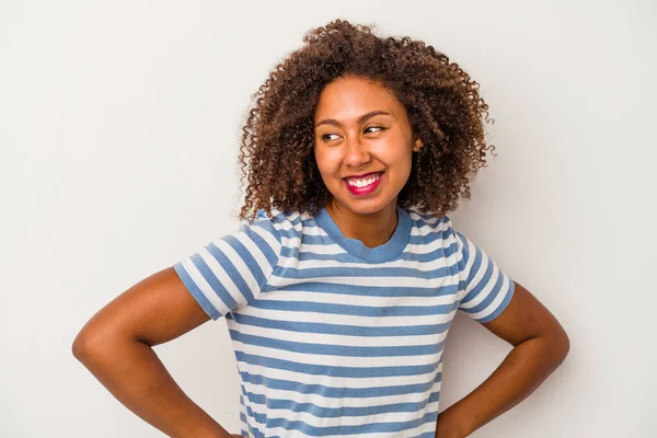 Jovem Afro Americana Com Cabelo Encaracolado Isolado Fundo Branco Alegremente — Fotografia de Stock