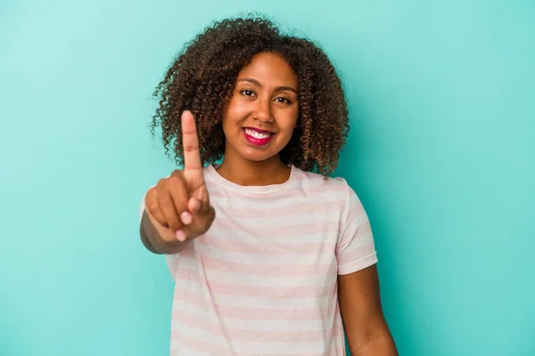 Jovem Afro Americana Com Cabelo Encaracolado Isolado Fundo Azul Mostrando — Fotografia de Stock