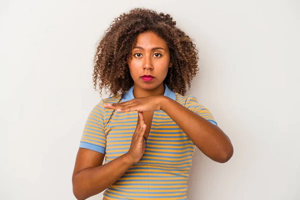 Jong Afrikaans Amerikaans Vrouw Met Krullend Haar Geïsoleerd Witte Achtergrond — Stockfoto