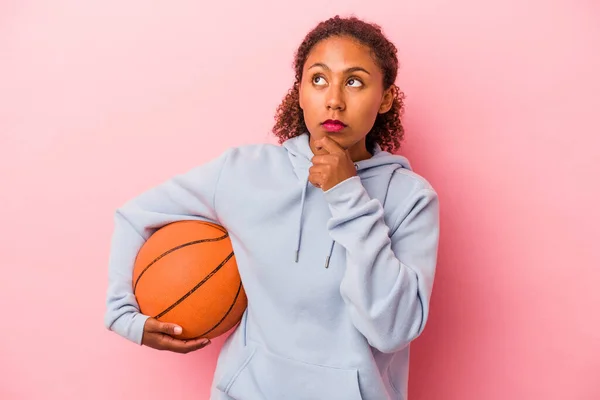 Giovane Uomo Afroamericano Che Gioca Basket Isolato Sfondo Rosa Guardando — Foto Stock