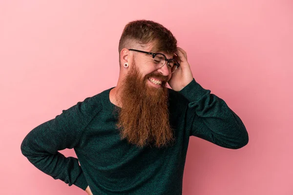 Joven Jengibre Caucásico Con Barba Larga Aislado Sobre Fondo Rosa — Foto de Stock