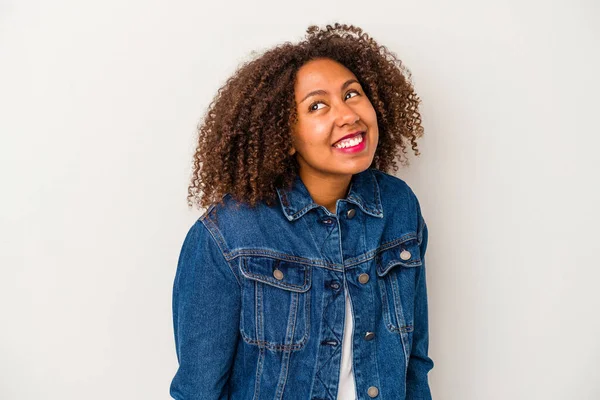 Beyaz Arka Planda Yalıtılmış Kıvırcık Saçlı Genç Afro Amerikalı Kadın — Stok fotoğraf