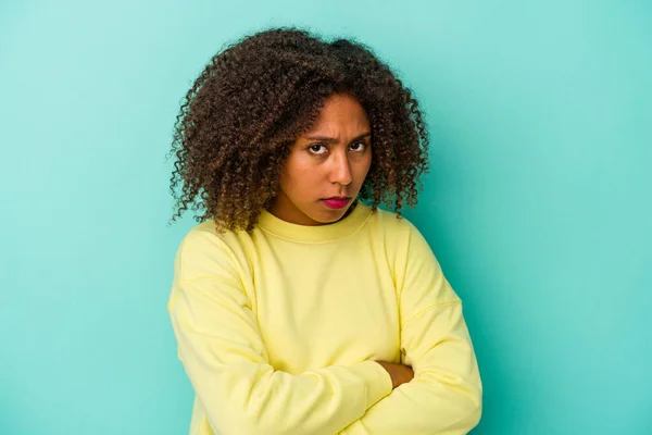 Young African American Woman Curly Hair Isolated Blue Background Suspicious — Stock Photo, Image