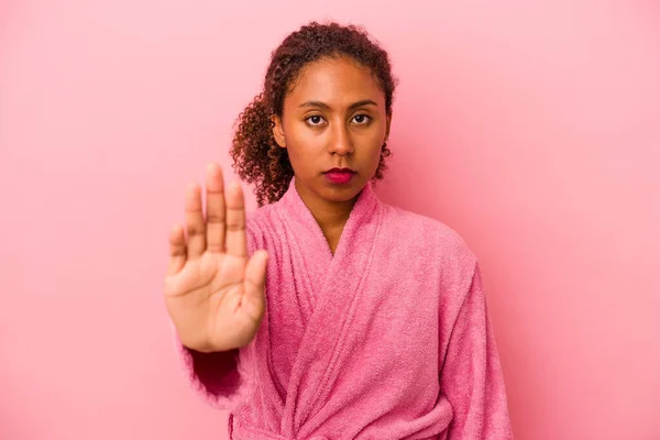 Ung Afrikansk Amerikansk Kvinna Bär Badrock Isolerad Rosa Bakgrund Står — Stockfoto