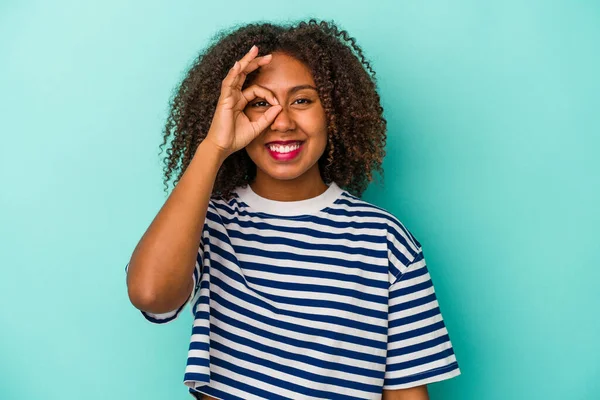 Young African American Woman Curly Hair Isolated Blue Background Excited — Stock Photo, Image