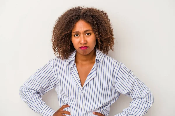 Jovem Afro Americana Com Cabelo Encaracolado Isolado Fundo Branco Triste — Fotografia de Stock