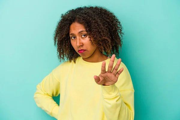 Young African American Woman Curly Hair Isolated Blue Background Rejecting — Stock Photo, Image