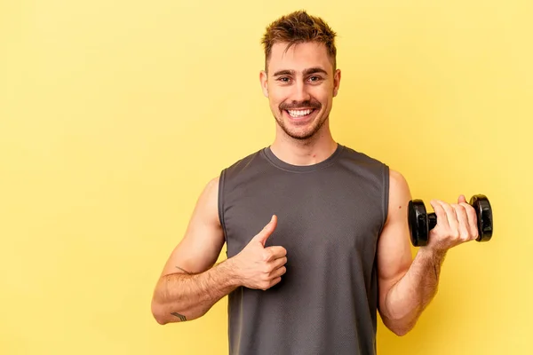 Jeune Homme Sportif Tenant Haltère Isolé Sur Fond Jaune Souriant — Photo