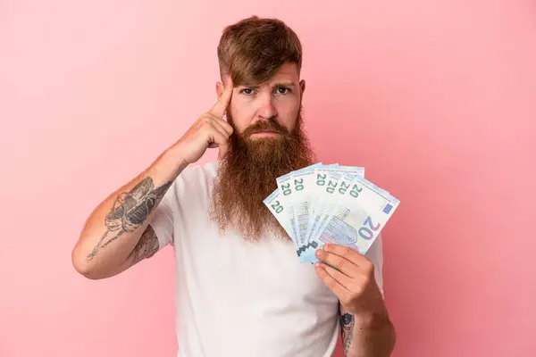 Junger Kaukasischer Ingwermann Mit Langem Bart Der Geldscheine Isoliert Auf — Stockfoto