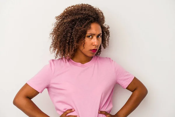 Jonge Afro Amerikaanse Vrouw Met Krullend Haar Geïsoleerd Witte Achtergrond — Stockfoto