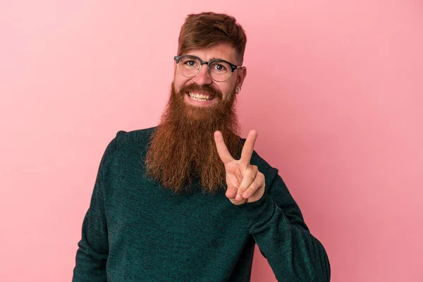 Joven Jengibre Caucásico Con Barba Larga Aislado Sobre Fondo Rosa —  Fotos de Stock