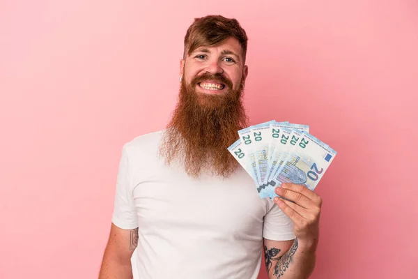 Junger Kaukasischer Ingwermann Mit Langem Bart Der Geldscheine Auf Rosa — Stockfoto