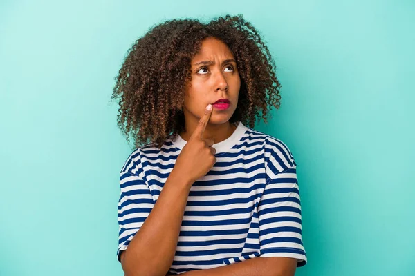 Jeune Femme Afro Américaine Aux Cheveux Bouclés Isolés Sur Fond — Photo