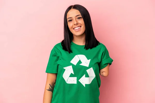 Mulher Caucasiana Jovem Com Braço Reciclado Resíduos Isolados Fundo Rosa — Fotografia de Stock