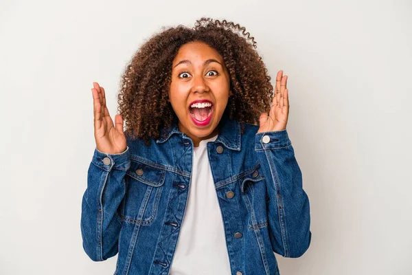 Jeune Femme Afro Américaine Aux Cheveux Bouclés Isolés Sur Fond — Photo