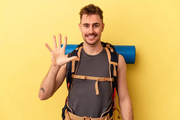 Jovem Caminhante Caucasiano Homem Isolado Fundo Amarelo Sorrindo Alegre Mostrando — Fotografia de Stock
