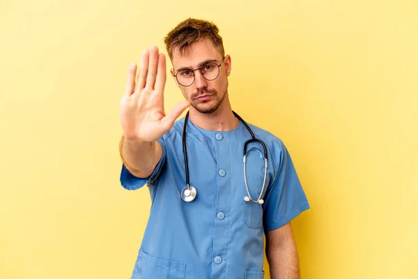 Jovem Enfermeira Caucasiano Homem Isolado Fundo Amarelo Com Mão Estendida — Fotografia de Stock