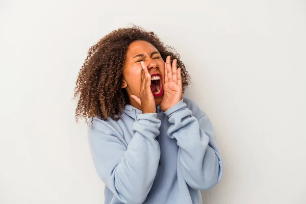 Mladá Africká Americká Žena Kudrnaté Vlasy Izolované Bílém Pozadí Křičí — Stock fotografie