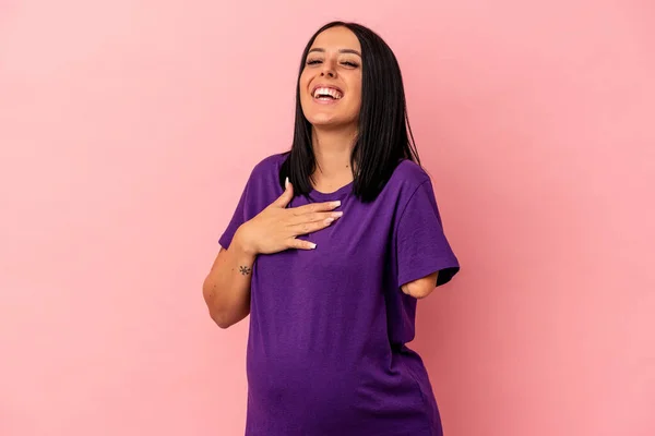 Ung Gravid Kvinna Med Arm Isolerad Rosa Bakgrund Skrattar Högt — Stockfoto