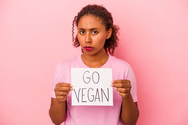 Jovem Afro Americana Segurando Cartaz Vegan Isolado Fundo Rosa — Fotografia de Stock
