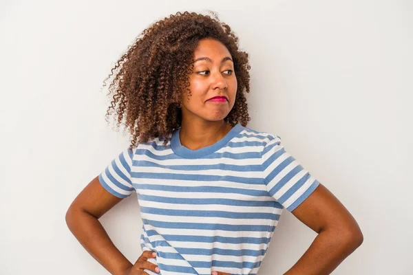 Joven Mujer Afroamericana Con Pelo Rizado Aislado Sobre Fondo Blanco — Foto de Stock