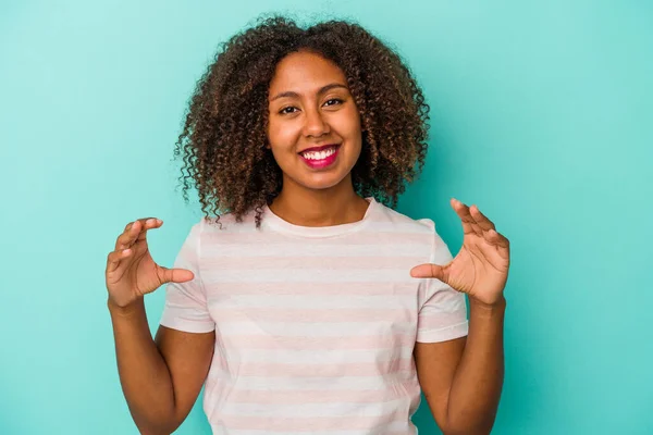 Jovem Afro Americana Com Cabelo Encaracolado Isolado Fundo Azul Segurando — Fotografia de Stock