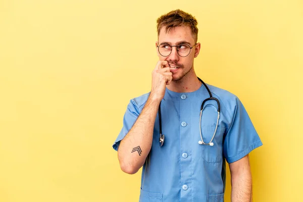 Jonge Verpleegster Blanke Man Geïsoleerd Gele Achtergrond Ontspannen Denken Iets — Stockfoto