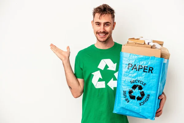 Junge Kaukasische Mann Recyclingpapier Isoliert Auf Weißem Hintergrund Zeigt Eine — Stockfoto