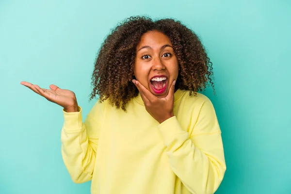 Mujer Afroamericana Joven Con Pelo Rizado Aislado Sobre Fondo Azul —  Fotos de Stock