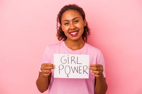 Mladá Africká Americká Žena Drží Dívku Moc Plakát Izolované Růžovém — Stock fotografie