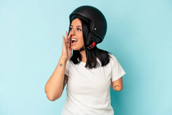 Mulher Branca Jovem Com Braço Usando Capacete Motocicleta Isolado Fundo — Fotografia de Stock