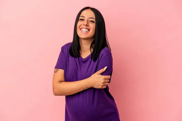 Ung Gravid Kvinna Med Arm Isolerad Rosa Bakgrund Skrattar Och — Stockfoto