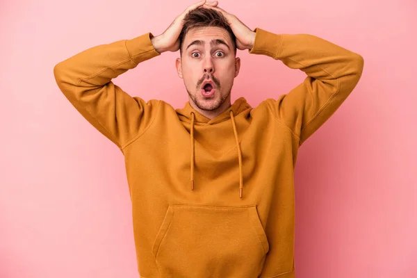 Joven Hombre Caucásico Aislado Sobre Fondo Rosa Sorprendido Sorprendido — Foto de Stock