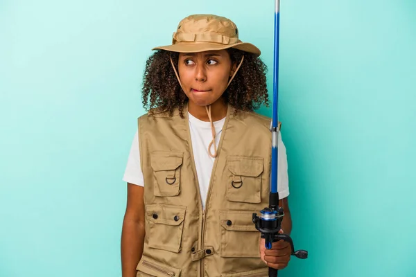 Jovem Pescador Afro Americano Segurando Uma Vara Isolada Fundo Azul — Fotografia de Stock