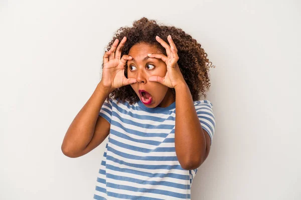 Mujer Afroamericana Joven Con Pelo Rizado Aislado Sobre Fondo Blanco —  Fotos de Stock