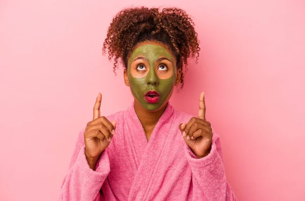Giovane Donna Afroamericana Indossa Accappatoio Maschera Facciale Isolato Sfondo Rosa — Foto Stock