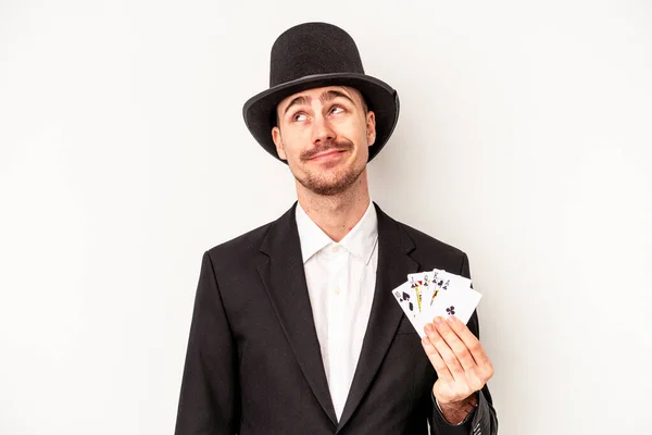 Mladý Běloch Kouzelník Drží Magické Karty Izolované Bílém Pozadí Snící — Stock fotografie